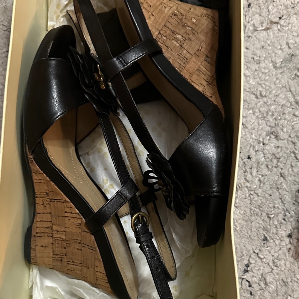 Naturalizer Black Leather Floral Slingback Heels w/cork design heels. Size 6.5M - Picture 7 of 7